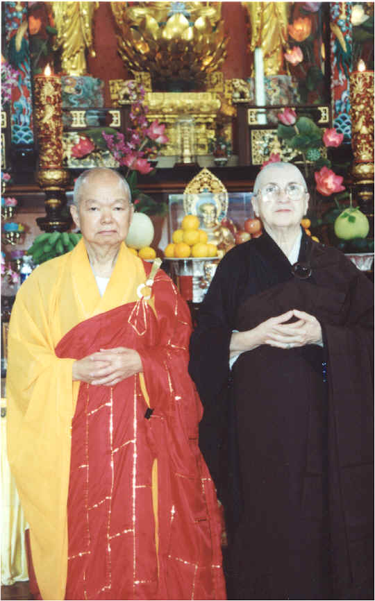 Venerable Maestro Fa Hui Shakya, director espiritual de la Orden Hsu Yun, fotografiado junto a la Rev. Yin Zhi Shakya el día de la ordenación de ésta última.