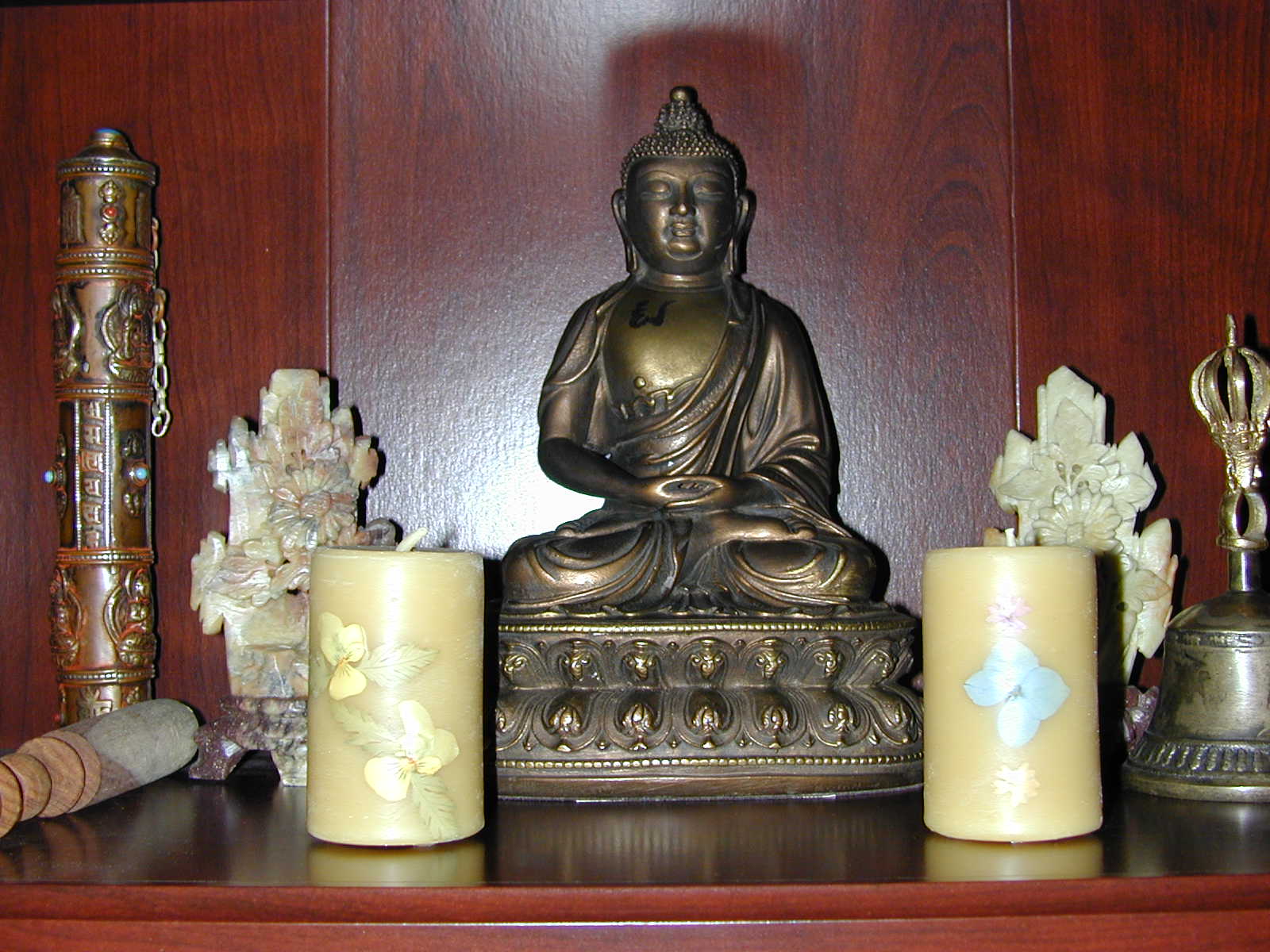 Altar en un rincon de un gabinete - Foto de Yin Zhi Shakya